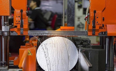 孝南立式金属带锯床切削出现跑带故障解决方法！